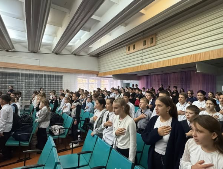 Торжественное исполнение гимна РК на общешкольной линейке